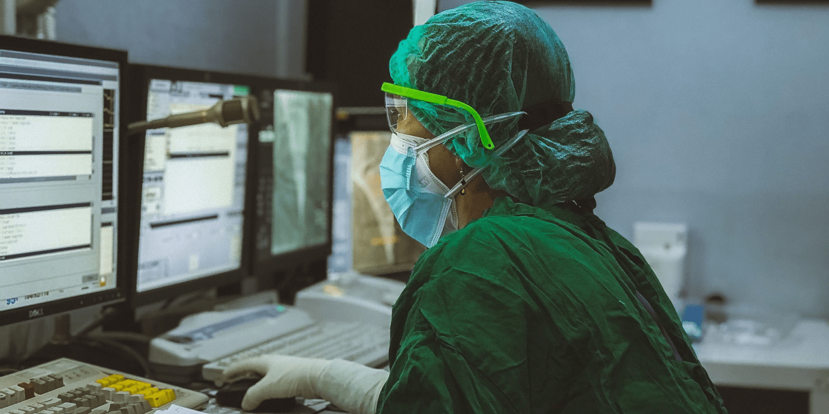 nurse receiving sbar report before shift